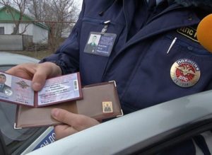 Обязан ли я давать в руки водительское удостоверение инспектору