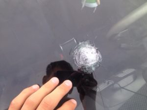 Вылетел камень из под колеса кто виноват