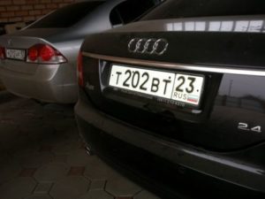 Какие автомобильные номера называються зеркальными и почему